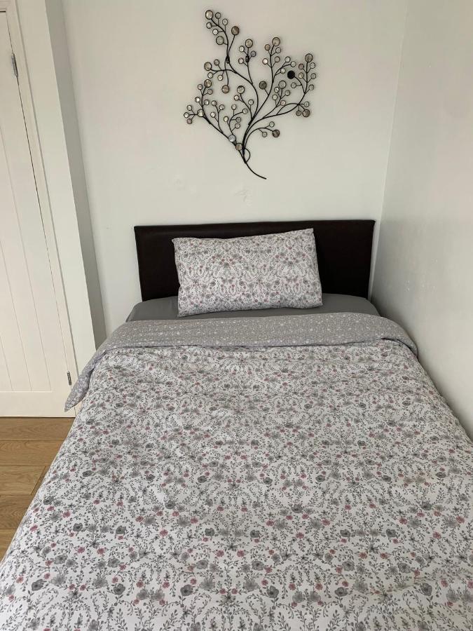Beaconsfield 4 Bedroom House In Quiet And A Very Pleasant Area, Near London Luton Airport With Free Parking, Fast Wifi, Smart Tv Exterior photo