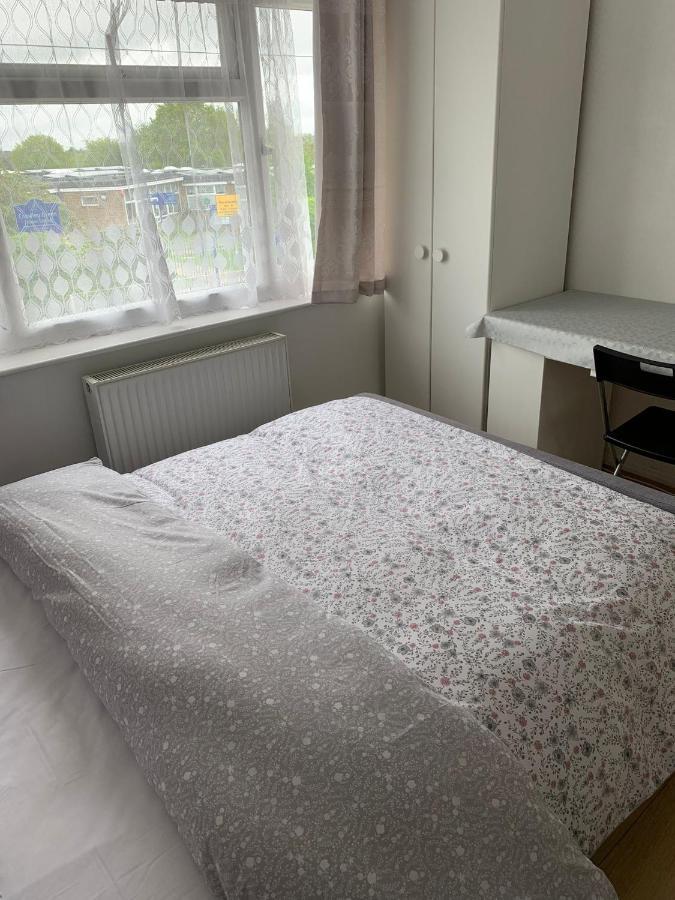 Beaconsfield 4 Bedroom House In Quiet And A Very Pleasant Area, Near London Luton Airport With Free Parking, Fast Wifi, Smart Tv Exterior photo